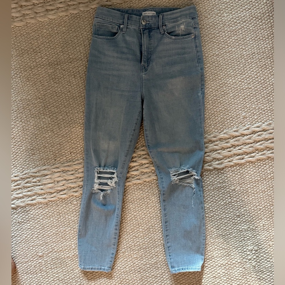 Good American light blue ankle jeans, distressing at knees, size 6/ 28, stretch